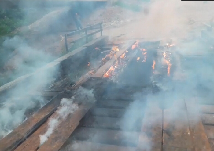 Ponte do Jacu da Vala é incendiada pela 4ª vez e isola comunidades em Porto Velho